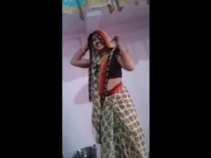 Eine indische Schönheit tanzt verführerisch mit ihren oralen Fähigkeiten.