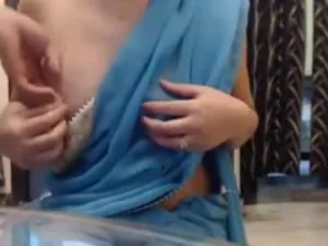 Eine Punjabi-Hausfrau rächt sich, indem sie den Penis ihres Mannes in Wallung bringt.