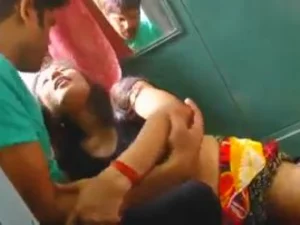 Eine sinnliche Desi-Prostituierte küsst leidenschaftlich ihren gut bestückten Kunden in einem malaiischen Video.