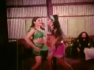 Gadis-gadis gim India terlibat dalam seks gim yang panas dan tegar.