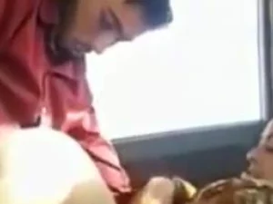 Une femme au foyer pakistanaise excitée est pénétrée par une voiture, éprouvant un plaisir et un respect intenses.