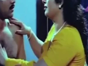 Um homem musculoso domina e fode uma MILF Tamil.