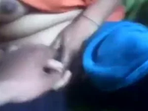 Ein molliges tamilisches Girl mit wenig Sexwissen und dickem Hintern wird von einem gekonnten Typen dominiert und hart rangenommen.