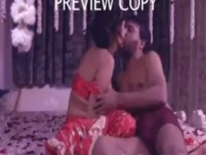 Dalam filem India yang panas ini, seorang aunty menggoda anak saudaranya dengan pesona erotisnya, yang membawa kepada pertemuan yang penuh ghairah.