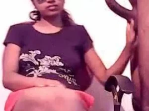 Молодая индийская девушка умело обращается с толстым кустом, демонстрируя свои навыки в оральном удовольствии.
