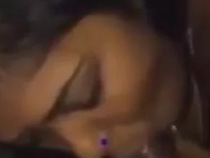 Ein indisches Teenager-Mädchen deepthroats geschickt einen großen Schwanz in einem heißen Video.