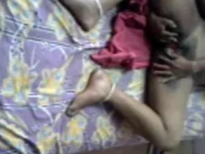 Une adolescente indienne explore le jeu de manche avec un jouet sexuel unique. L'action 69 palpitante s'ensuit, mettant en valeur son appétit insatiable pour le plaisir sauvage.