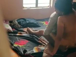 ભારતીય સોરોરિટી બહેનો વર્જિત આનંદ સાથે પ્રયોગ કરે છે, જે શૃંગારિક રોલપ્લેમાં વ્યસ્ત રહે છે જે તેમના જાતીય સંશોધનની સીમાઓને આગળ ધપાવે છે