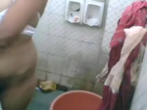 Une bombe indienne profite d'une baise intense dans une douche rafraîchissante dans la salle de bain.