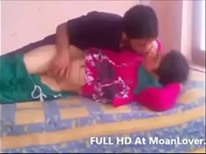 Индийский мужчина занимается сексом с другом своей девушки, возбужденным Дези, что приводит к дикой межрасовой встрече.
