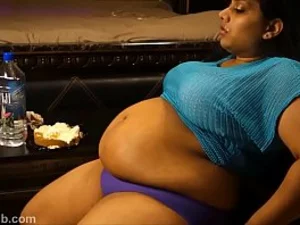 Une femme indienne aux courbes généreuses adore manger du fromage caillé