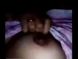 Uma garota inexperiente da Índia com seios pequenos dá um boquete sensual.