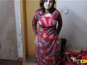 섹시한 파키스탄 홈메이커의 아마추어 비디오는 그녀의 저항할 수 없는 매력과 원시적인 친밀감을 보여주며 노골적인 만남에 대한 열정을 드러냅니다.