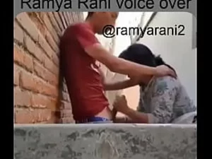 Ramya Rani montre ses compétences en gorge profonde dans une vidéo tamoule mettant en vedette une femme plus âgée et un jeune homme dans un cadre scolaire.
