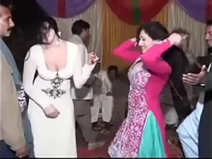 Ateşli bir Pakistanlı teyze, damatla samimi bir şekilde dans eder ve ardından tutkulu bir grup seks yapar.