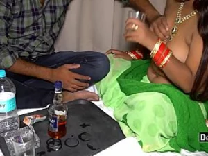 印度辣妹用方便的发刷和中性的乐趣将BDSM带入生活。