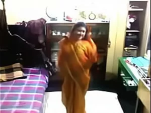 زن بنگالی بی تنه در یک ویدیوی داغ از بهار، دنیای شما را با حرکات اغوا کننده اش زیر و رو می کند.