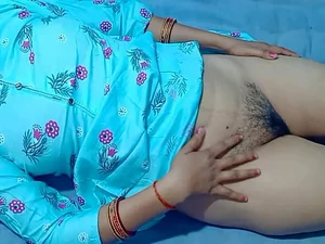 La pareja hindi se entrega a un sexo intenso, lo que lleva a un clímax apasionado con una antorcha.