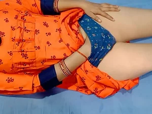 La bhabhi india suelda sus tetas en bondage acuático en un intenso video casero BDSM. Espera placer crudo, doloroso y sonidos excitantes
