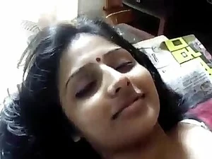 Eine indische Frau dominiert und verführt einen tamilischen Pornostar in einer heißen Begegnung.