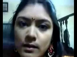 印度女人在热辣的露骨自制视频中