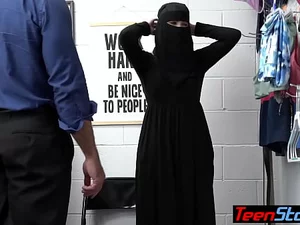 Mr. Beamy s'engage dans une scène de hijab torride avec une fille chaude dans une deuxième histoire.
