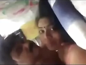 Eine tamilische Frau sehnt sich nach einer ruckartigen Fahrt von einem Euro-Mann, ignoriert ihren aufgestauten Freund und genießt einen schmutzigen Ritt auf einem leeren Bett.