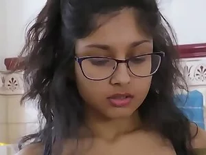 Genç bir Hintli desi kız, yoğun zevk ve duygusal keşifle dolu sıcak, açık bir buluşmada sabun tozuyla dağılıyor.