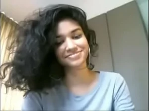 Das Webcam-Video eines indischen Teenager-Mädchens zeigt ihre genussvolle Art und lädt die Zuschauer ein, mitzumachen.