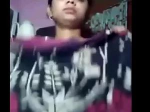 Le spectacle de webcam tabou d'une tante Desi - érotique et intense