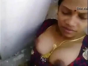 Eine tamilische Tante wird in einer heißen Sexszene frech und zeigt ihre Fähigkeiten.
