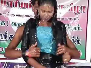 Tamil bomba, duygusal bir göbek dansıyla ateşleniyor.