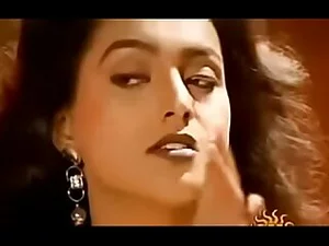 Roja, Tamil'in otantik baştan çıkarmasını bu kavurucu videoda deneyimliyor. Tahrik ediyor ve kışkırtıyor, sıcak ve tutkulu bir orgazma yol açıyor.