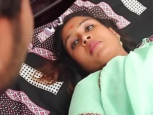 Pengalaman klinikal suri rumah India yang menggoda Sindhuja dengan pesakit yang bernafsu.