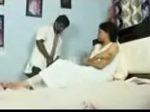 Tamil bhabhi'nin samimi check-up'ı Raasa Leela'nın en son seçici videosunda ateşli bir hal alır.