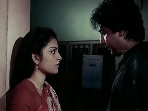 Тамильский фильм B-класса с горячей сценой с участием отчаянной женщины и услужливого мужчины.