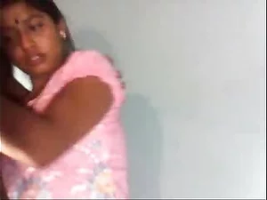 El video casero hardcore de Desi Hang presenta una apasionada y auténtica conexión sexual india. Deja tus inhibiciones en la puerta