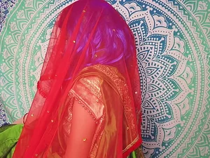 インドのおばさんが、既婚の恋人と蒸し暑い自家製ビデオでセックスする。